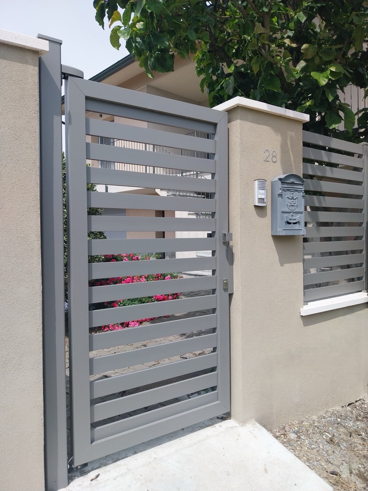 Tor aus Aluminium