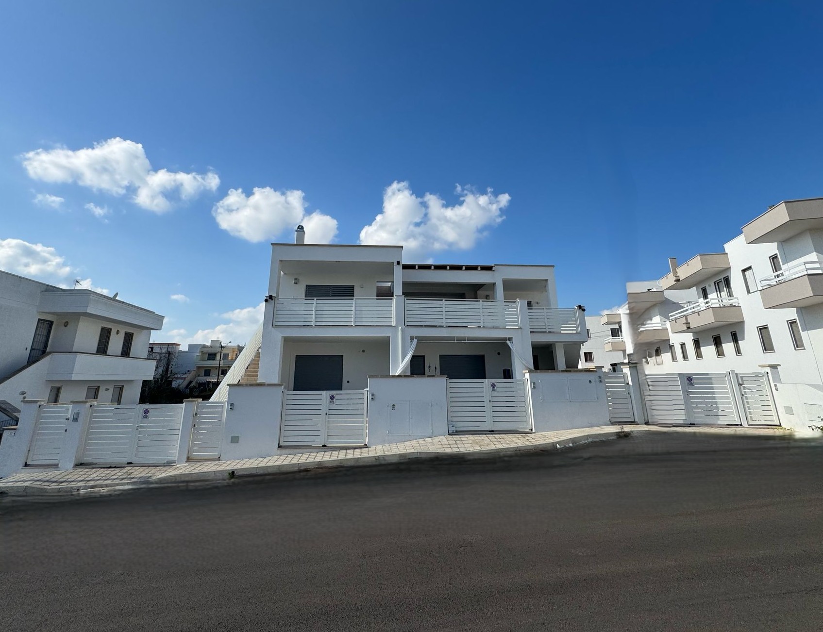 Aluminium-Zaun an einem italienischen Wohnhaus